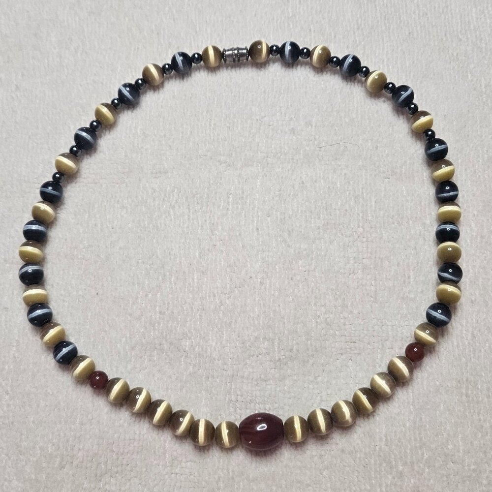 Beautiful Vintage Tiger Eye or Cats Eye beaded Necklace 17in